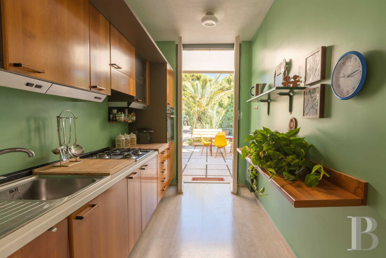 En Sicile, à l’est de Palerme, une maison d’inspiration moderniste en balcon sur la mer - photo  n°12