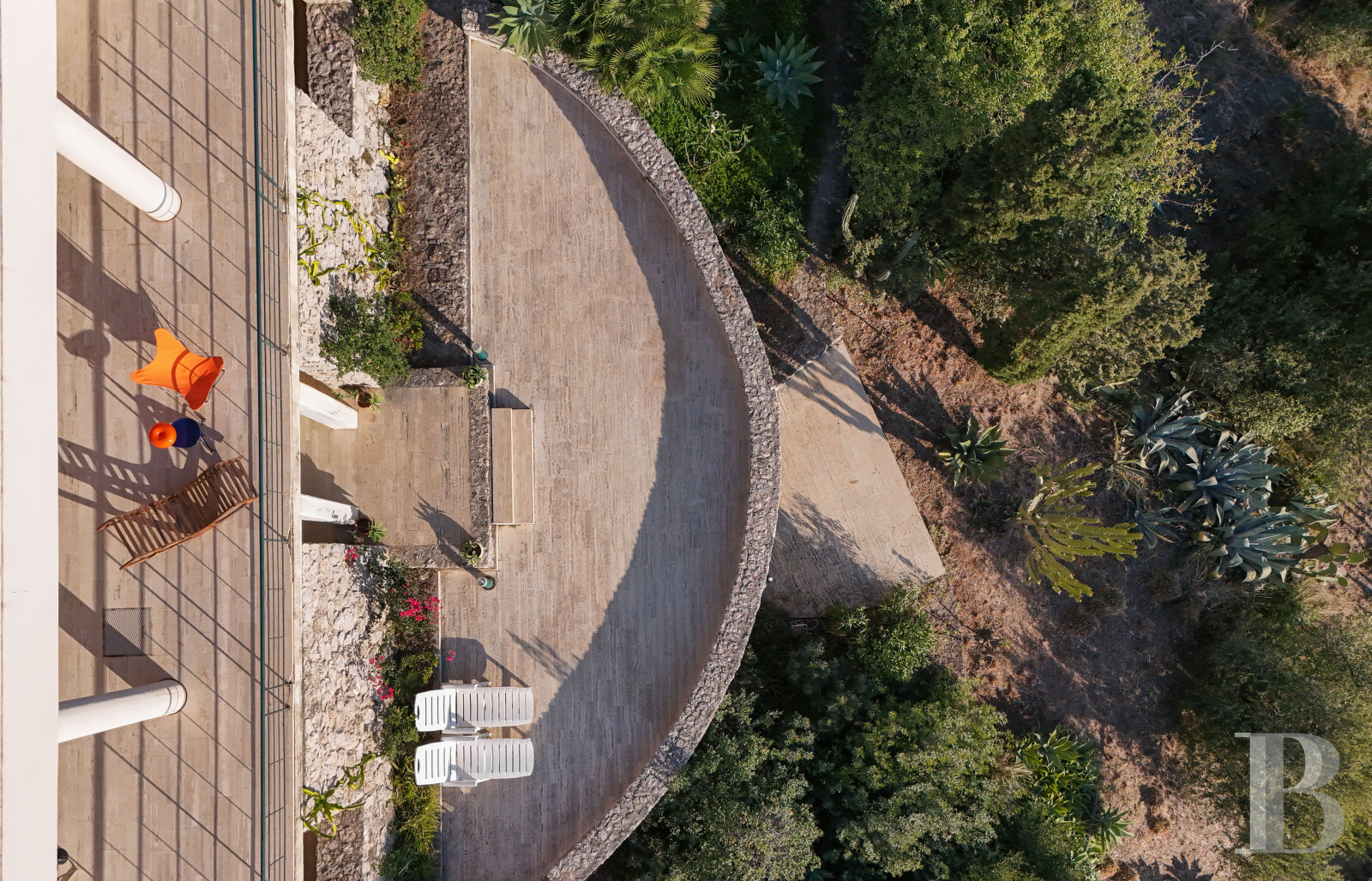 En Sicile, à l’est de Palerme, une maison d’inspiration moderniste en balcon sur la mer - photo  n°32