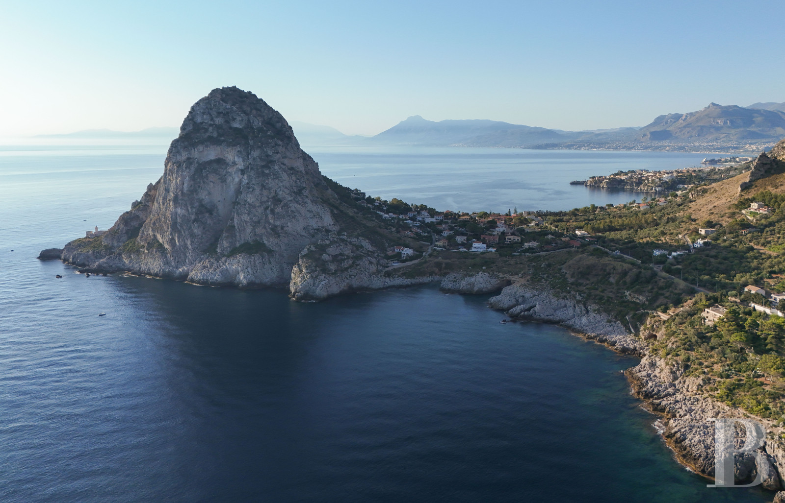 En Sicile, à l’est de Palerme, une maison d’inspiration moderniste en balcon sur la mer - photo  n°5