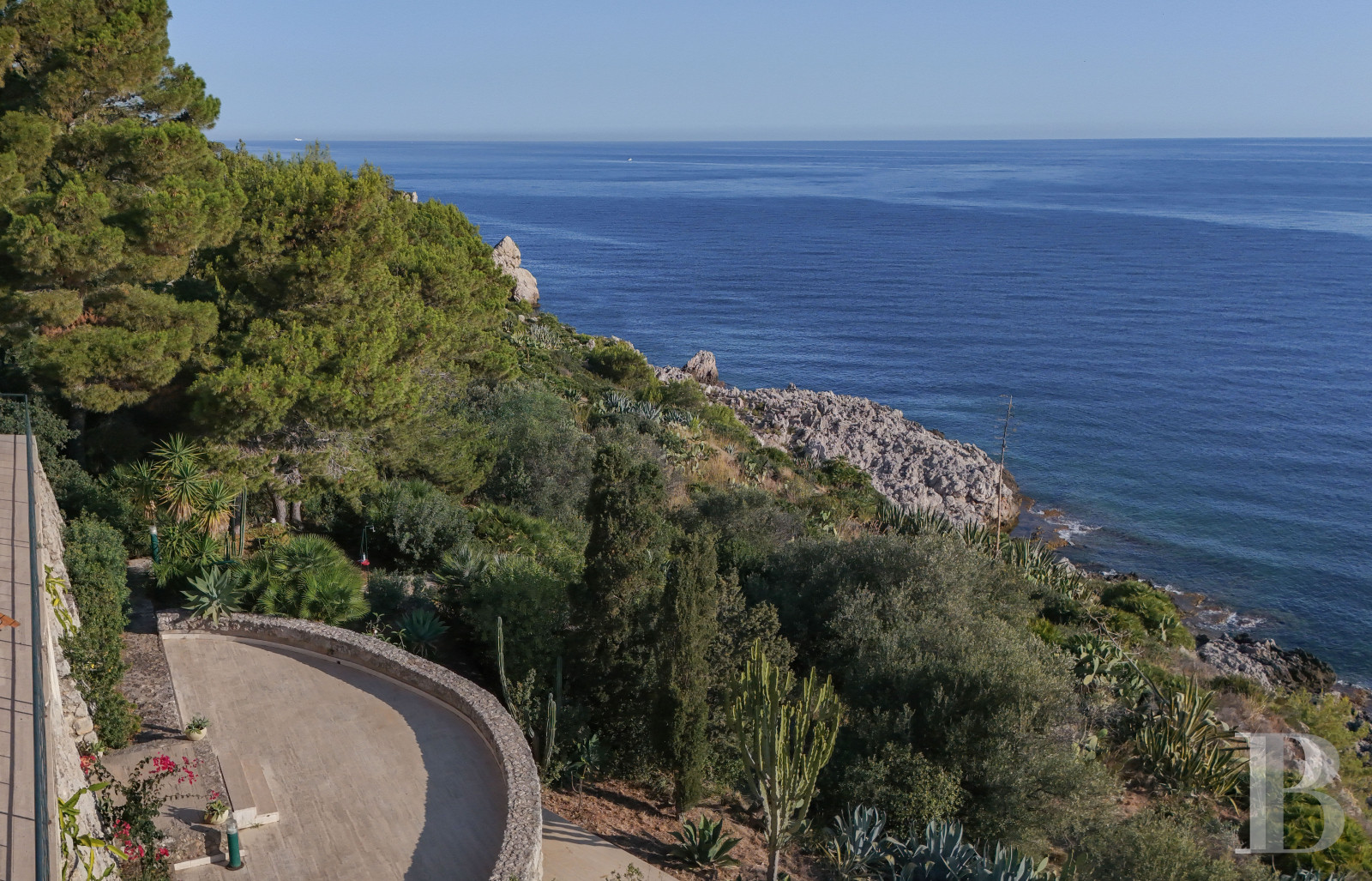 En Sicile, à l’est de Palerme, une maison d’inspiration moderniste en balcon sur la mer - photo  n°27