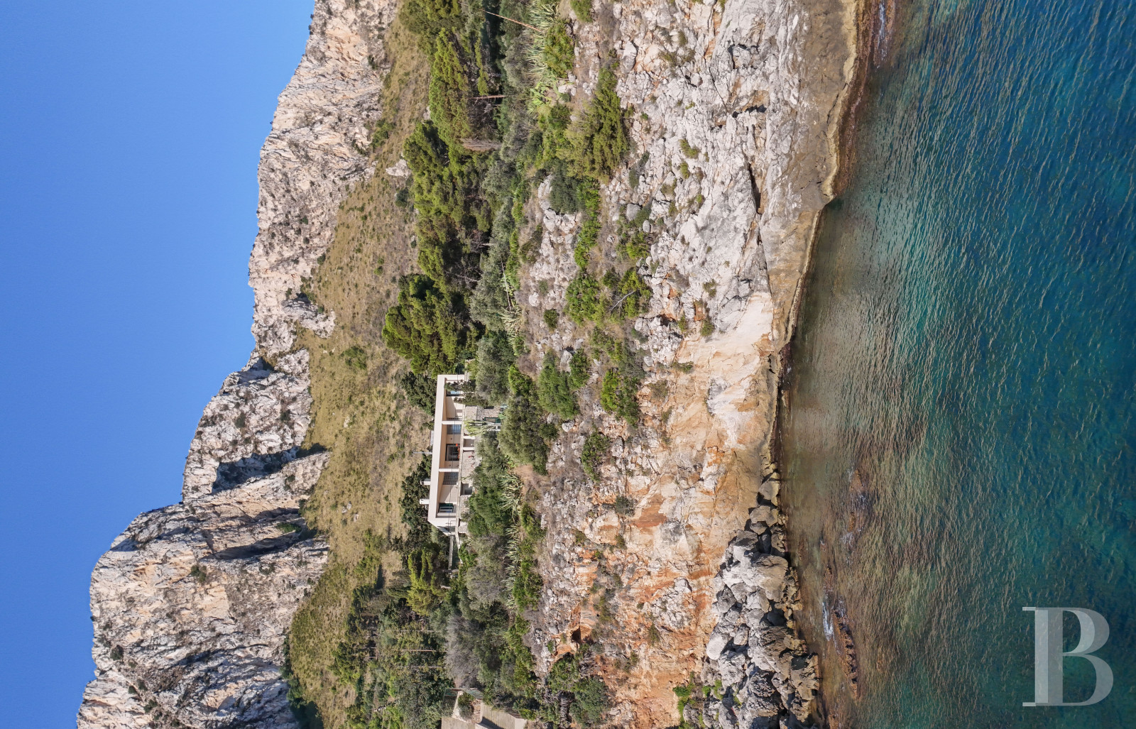 A modernist-inspired house set over the sea to the east of Palermo in Sicily - photo  n°2