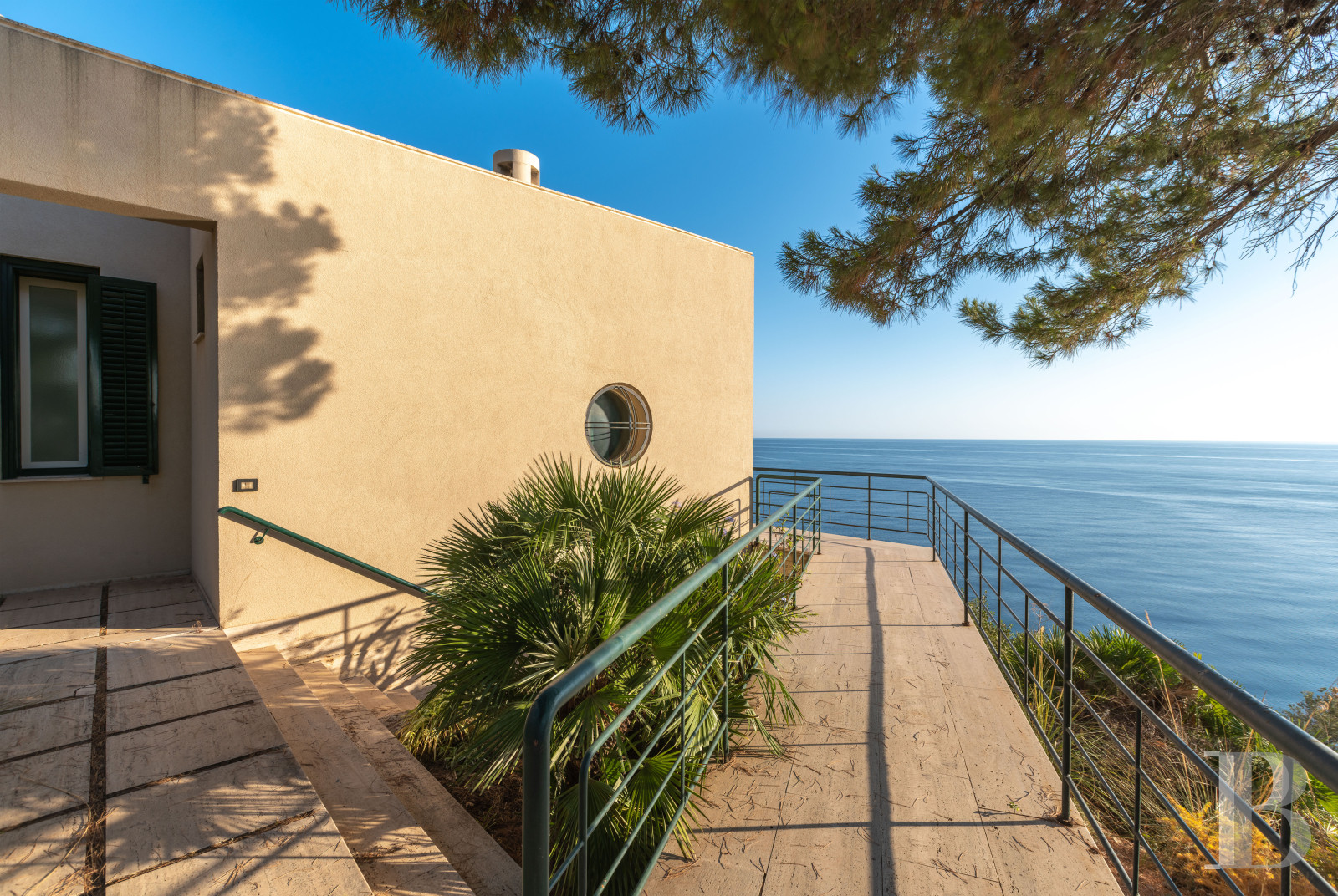 En Sicile, à l’est de Palerme, une maison d’inspiration moderniste en balcon sur la mer - photo  n°6