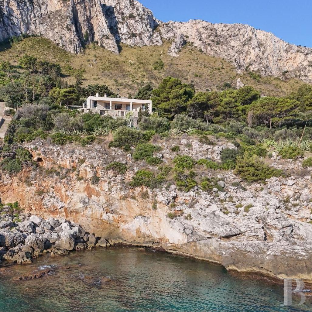 En Sicile, à l’est de Palerme, une maison d’inspiration moderniste en balcon sur la mer - photo  n°2