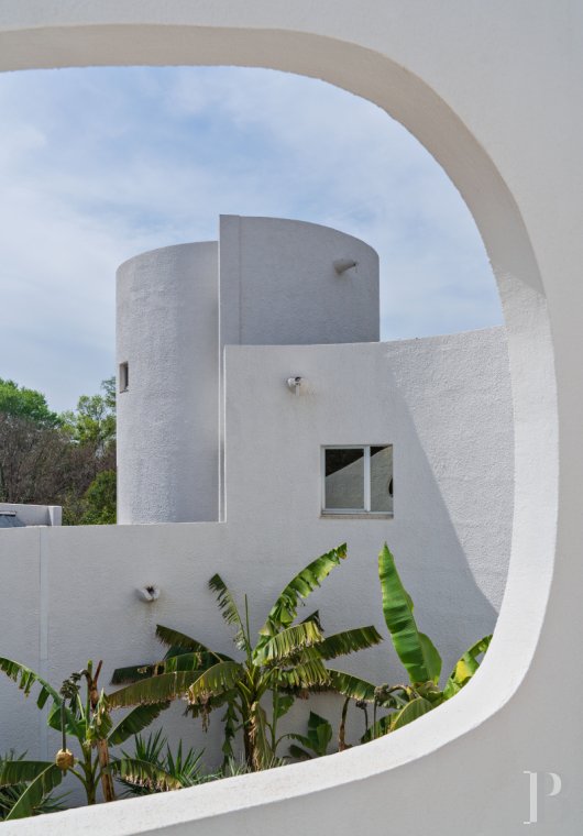 An architect-designed villa built in the 1970s near Arles, in Bouches-du-Rhône - photo  n°2