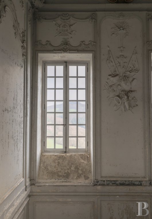 An 18th century chateau overlooking the entire valley in the Morvan, not farm from Bibracte - photo  n°23