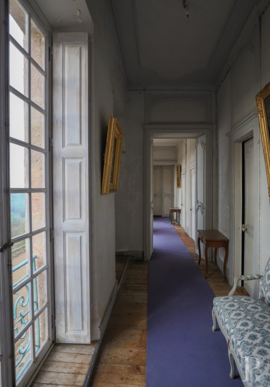 An 18th century chateau overlooking the entire valley in the Morvan, not farm from Bibracte - photo  n°24