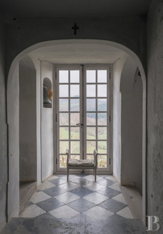 An 18th century chateau overlooking the entire valley in the Morvan, not farm from Bibracte - photo  n°31