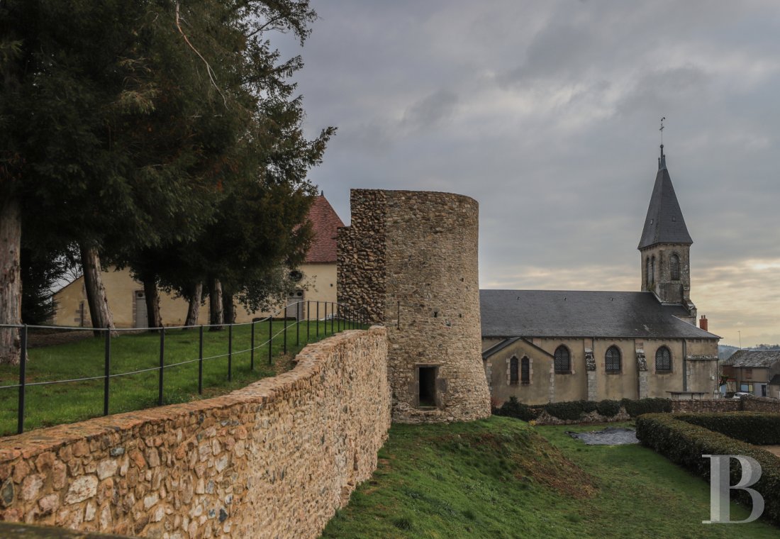 An 18th century chateau overlooking the entire valley in the Morvan, not farm from Bibracte - photo  n°5