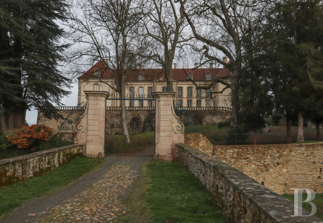 An 18th century chateau overlooking the entire valley in the Morvan, not farm from Bibracte - photo  n°4
