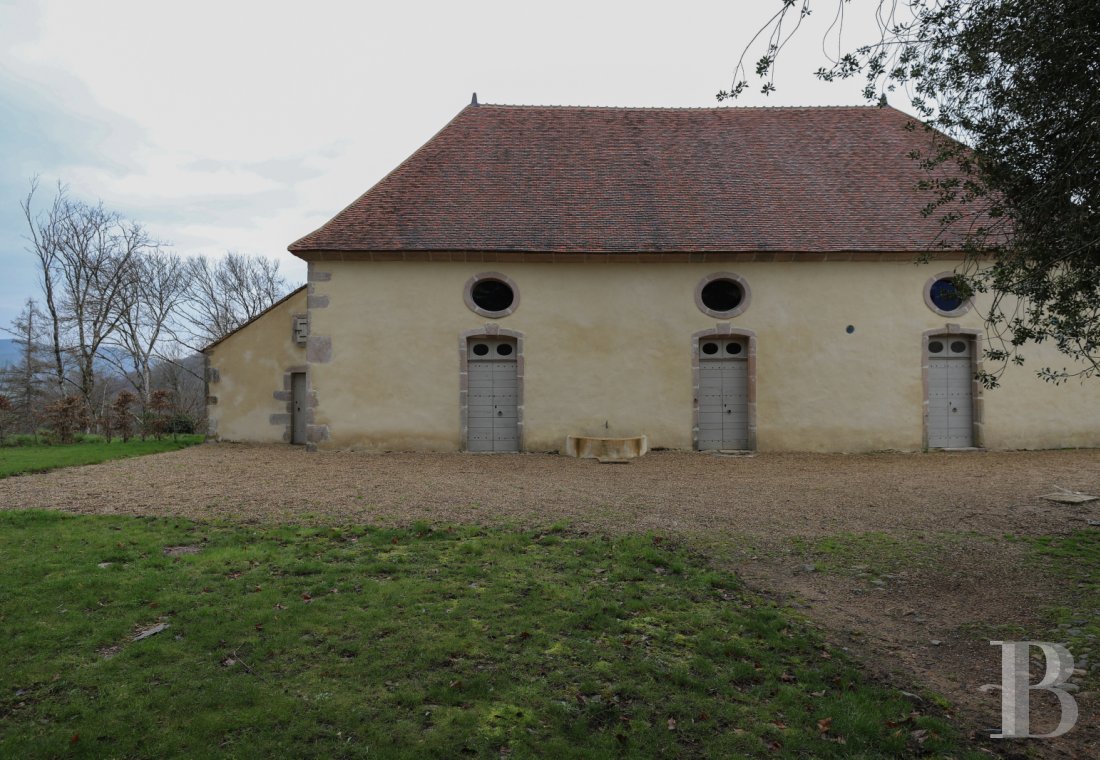 An 18th century chateau overlooking the entire valley in the Morvan, not farm from Bibracte - photo  n°39