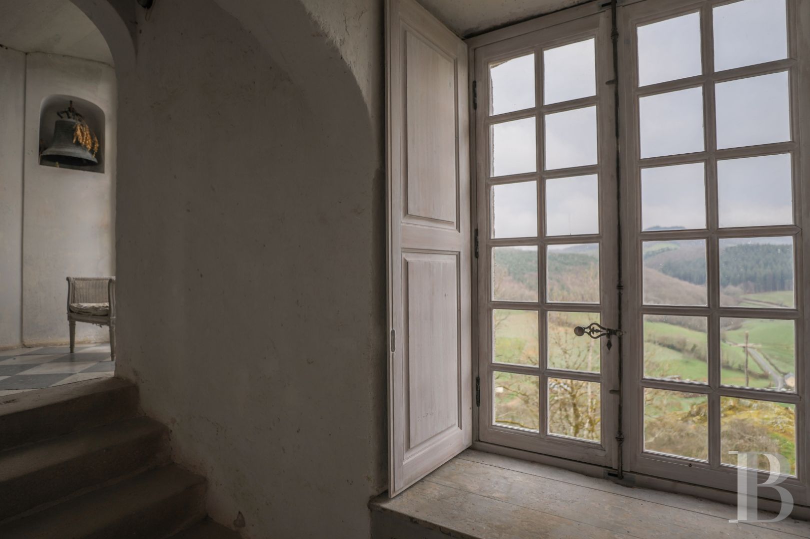 Dans le Morvan, non loin de Bibracte, un château du 18e siècle dominant toute la vallée - photo  n°30