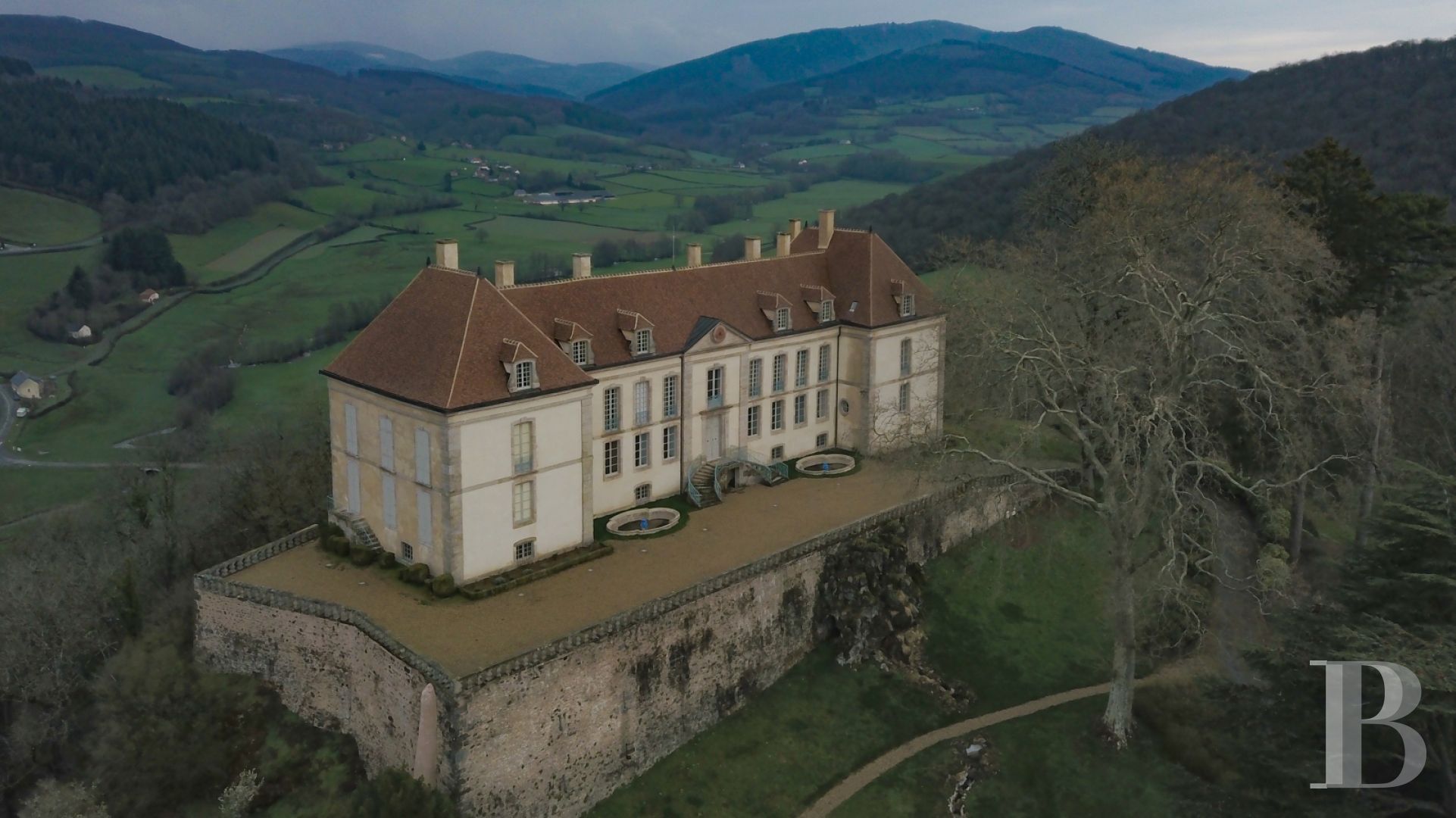 Dans le Morvan, non loin de Bibracte, un château du 18e siècle dominant toute la vallée - photo  n°1