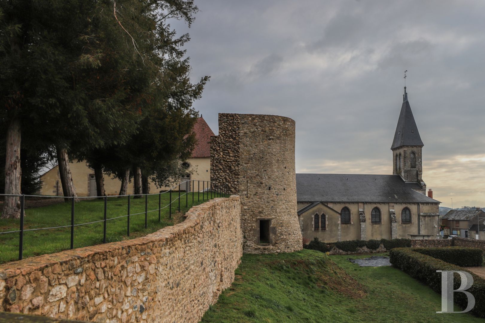 Dans le Morvan, non loin de Bibracte, un château du 18e siècle dominant toute la vallée - photo  n°5
