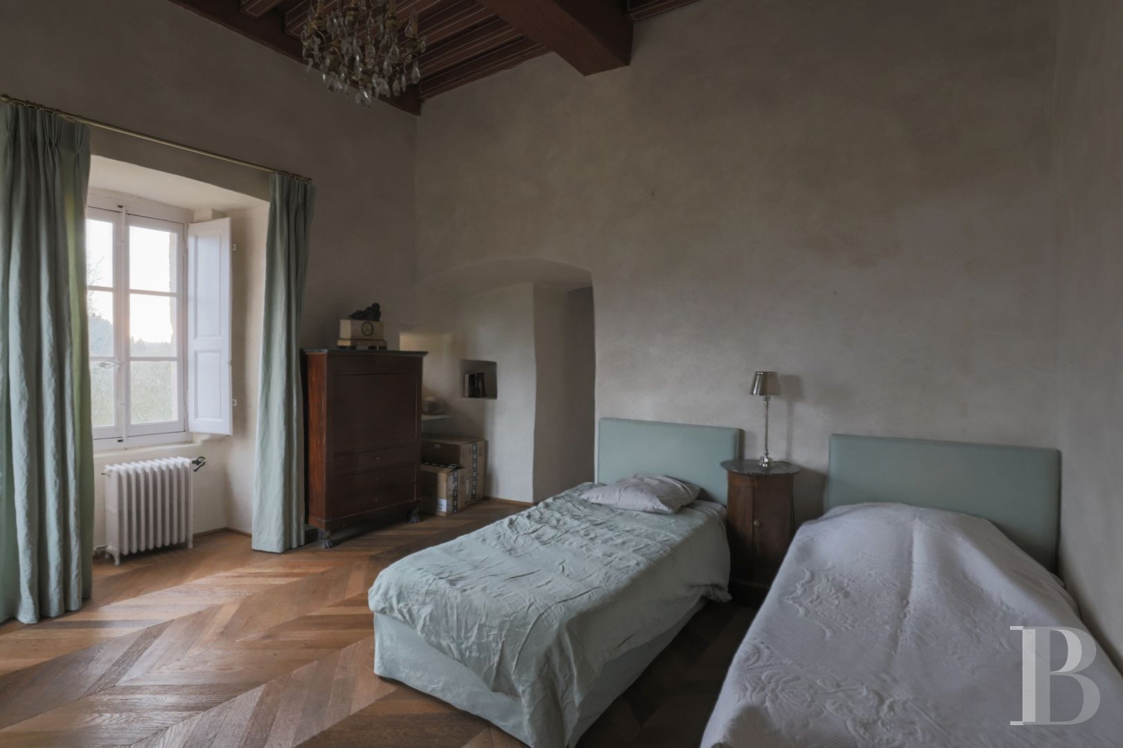 Dans le Morvan, non loin de Bibracte, un château du 18e siècle dominant toute la vallée - photo  n°25