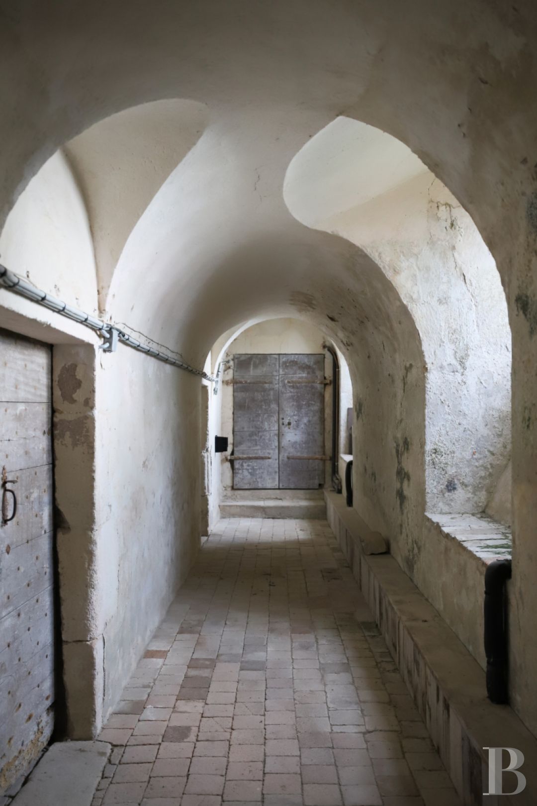 Dans le Morvan, non loin de Bibracte, un château du 18e siècle dominant toute la vallée - photo  n°32