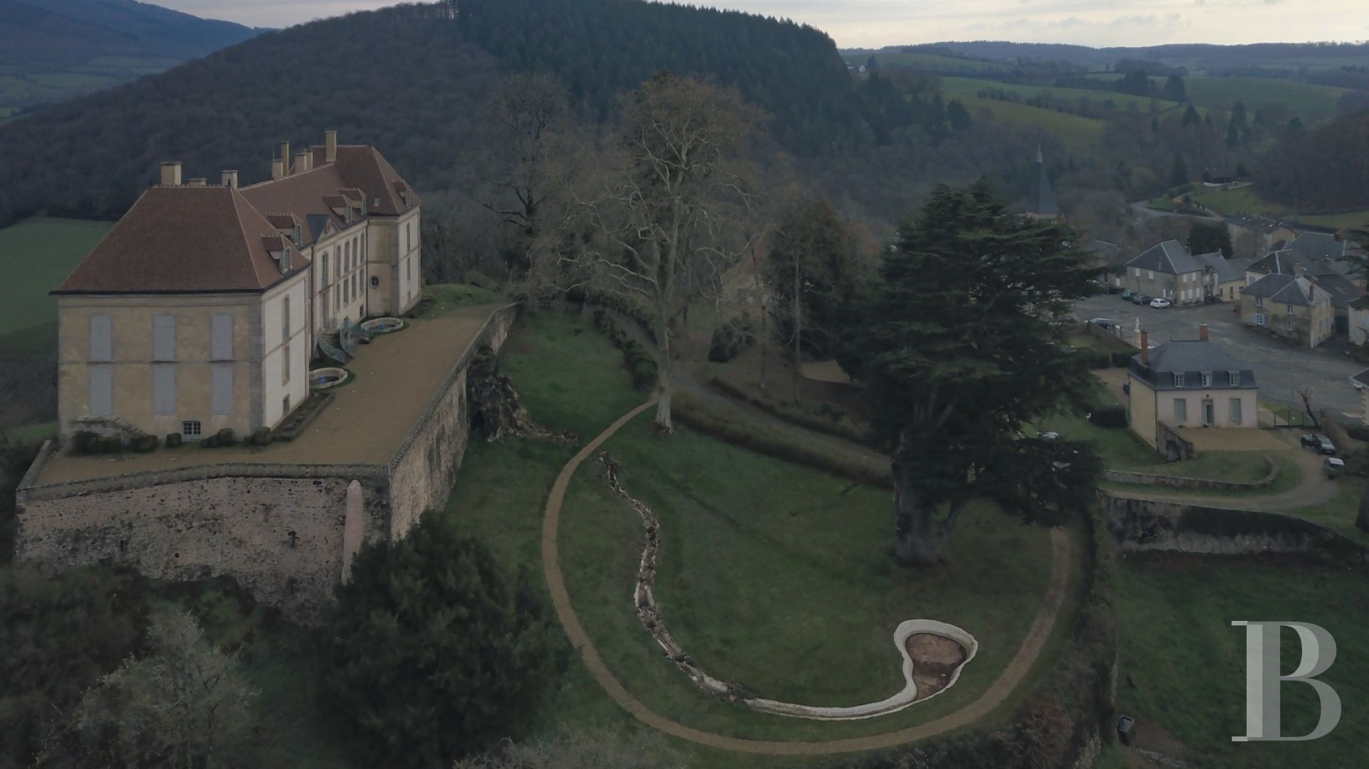 Dans le Morvan, non loin de Bibracte, un château du 18e siècle dominant toute la vallée - photo  n°2