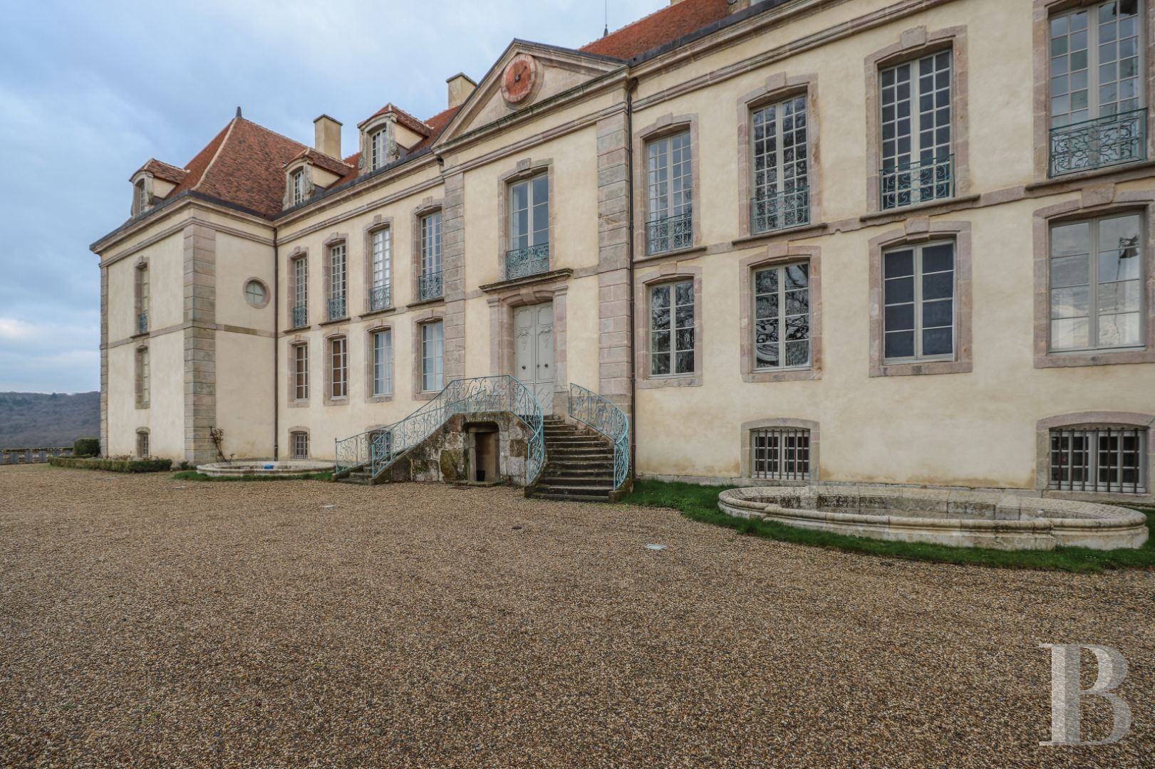 Dans le Morvan, non loin de Bibracte, un château du 18e siècle dominant toute la vallée - photo  n°12