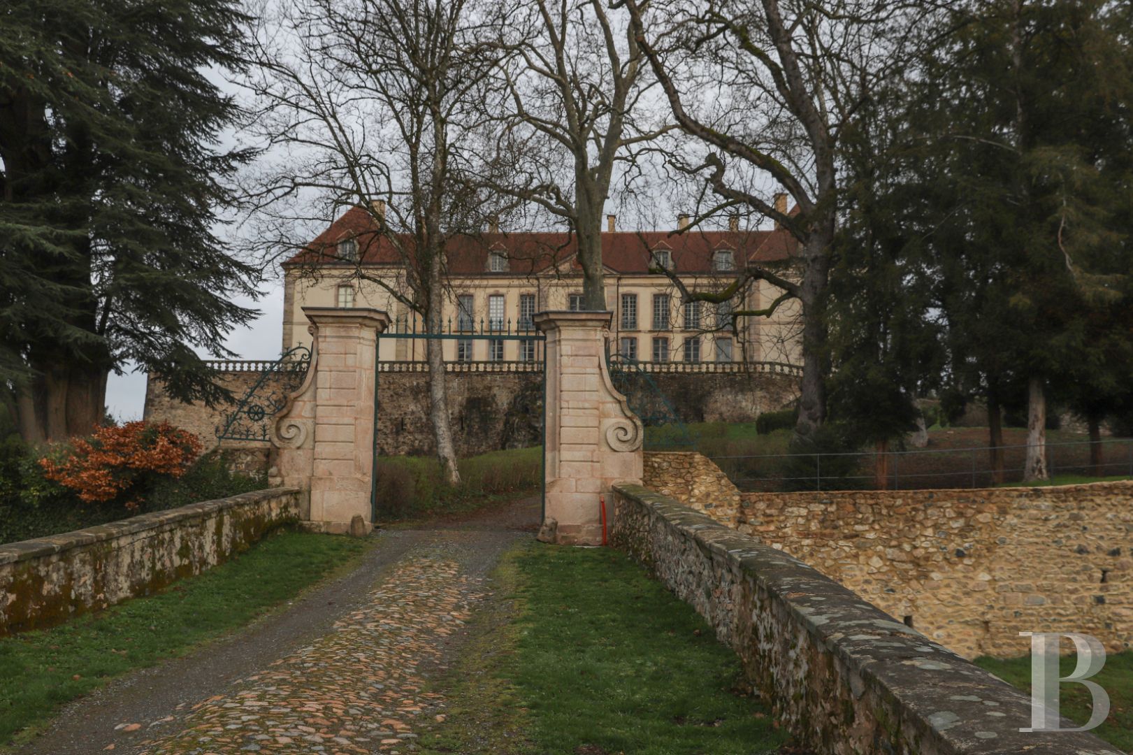 Dans le Morvan, non loin de Bibracte, un château du 18e siècle dominant toute la vallée - photo  n°4