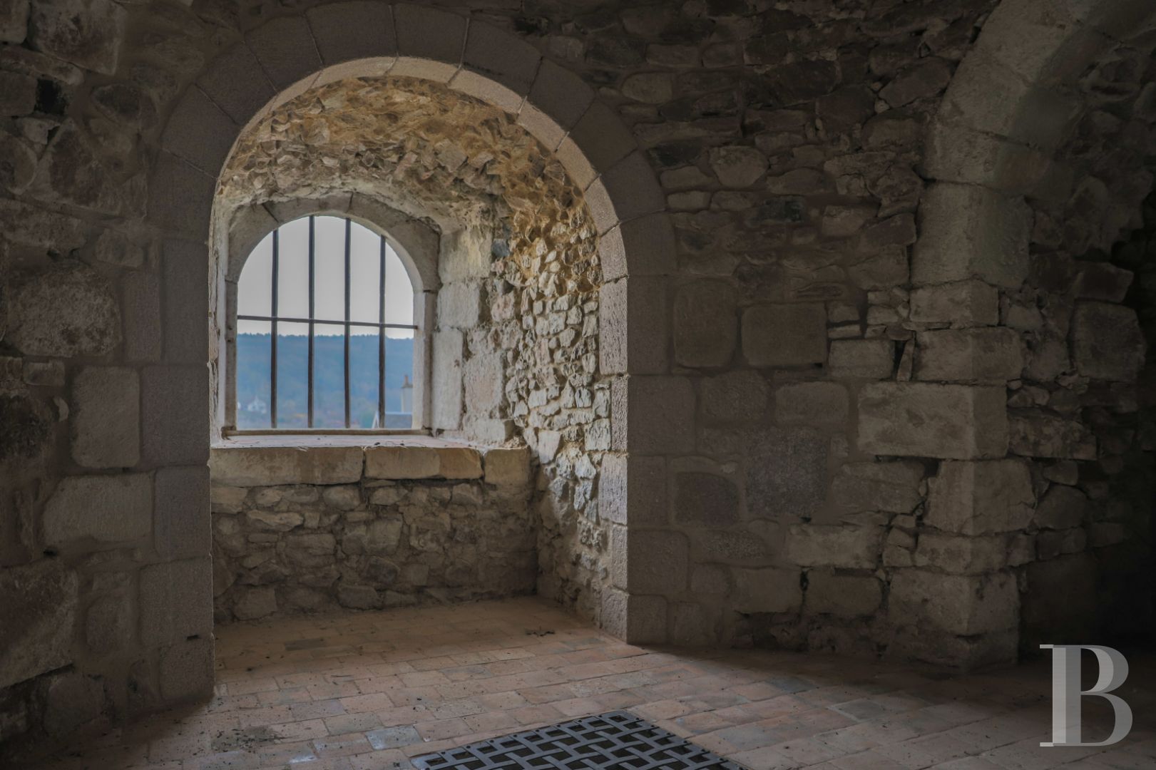 Dans le Morvan, non loin de Bibracte, un château du 18e siècle dominant toute la vallée - photo  n°37