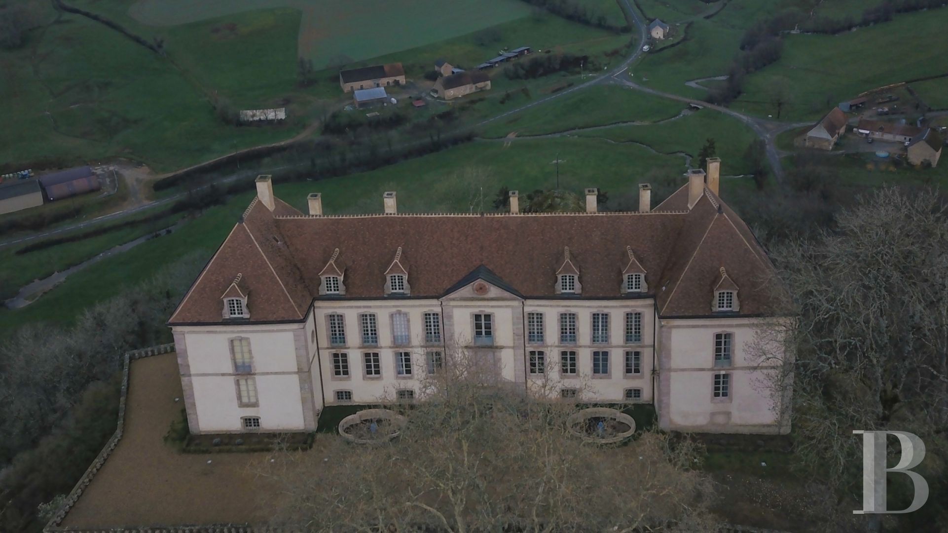 Dans le Morvan, non loin de Bibracte, un château du 18e siècle dominant toute la vallée - photo  n°38