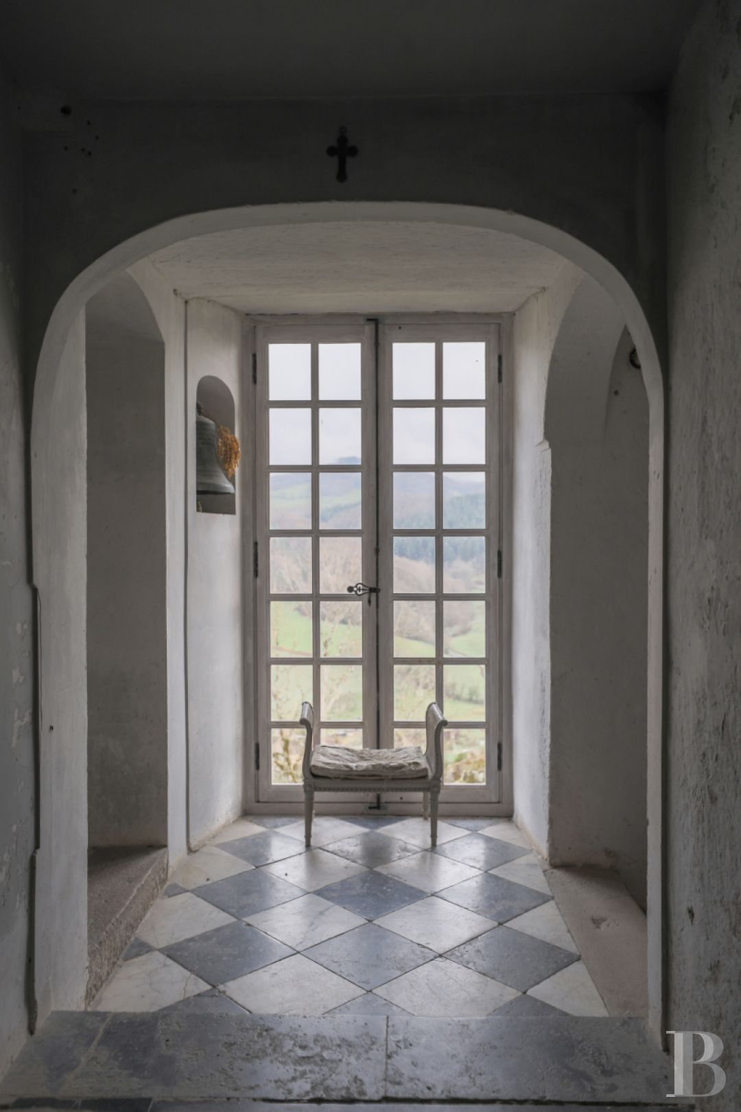 Dans le Morvan, non loin de Bibracte, un château du 18e siècle dominant toute la vallée - photo  n°31