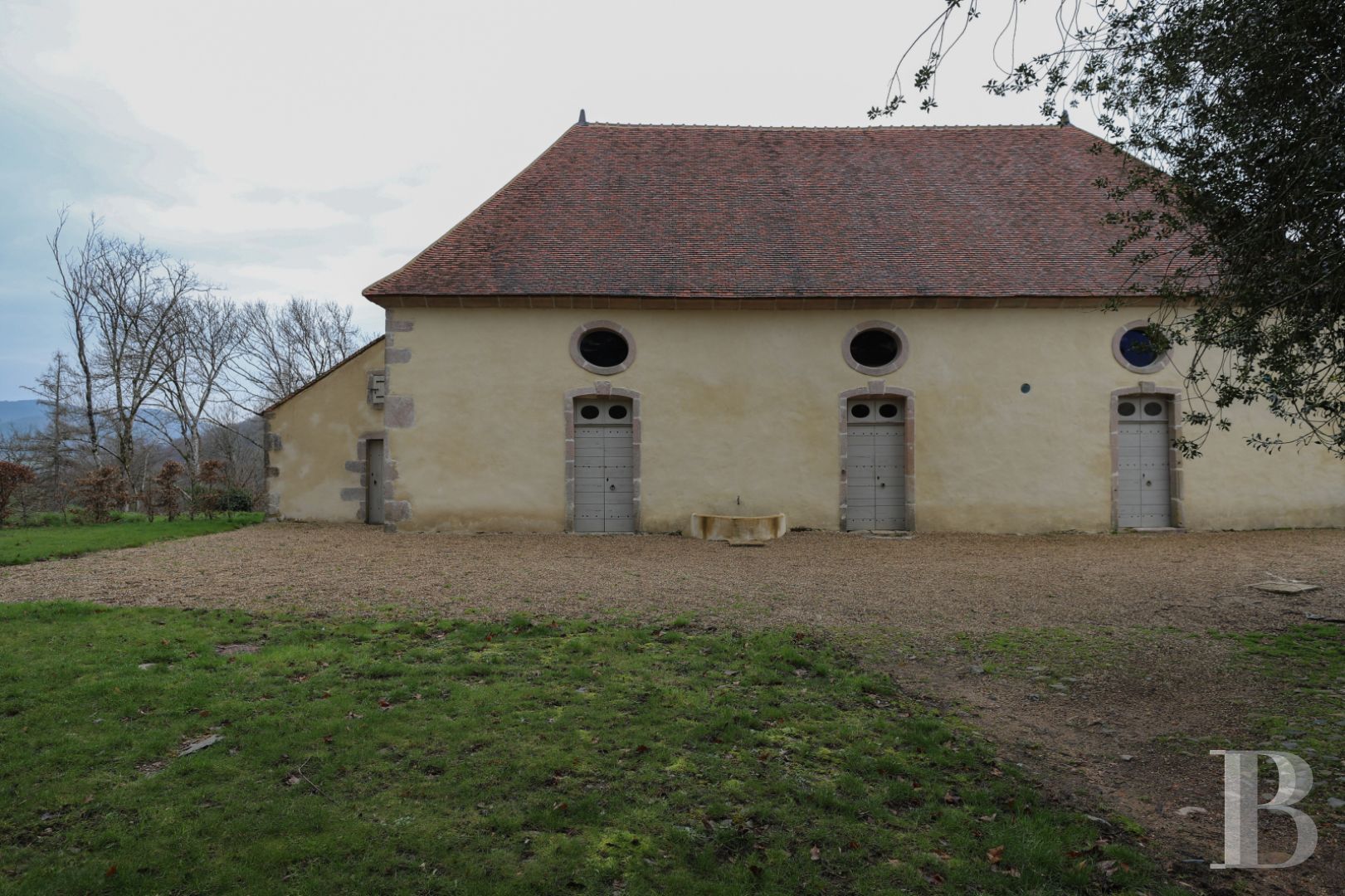 Dans le Morvan, non loin de Bibracte, un château du 18e siècle dominant toute la vallée - photo  n°39