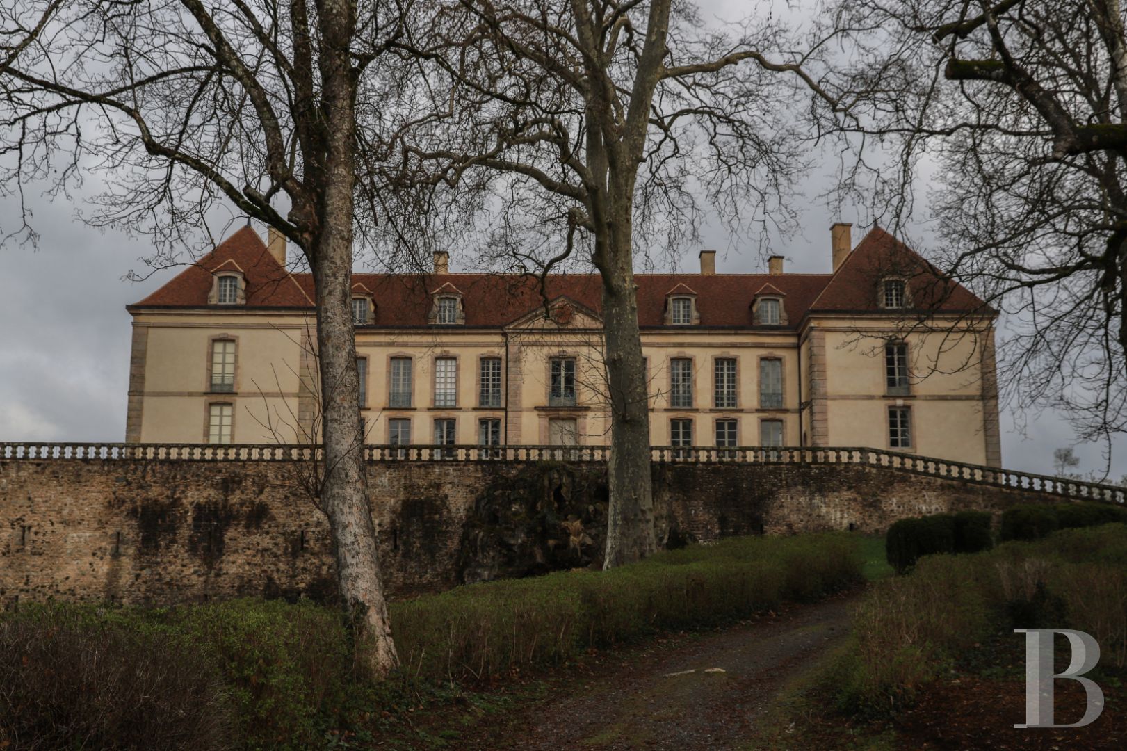 Dans le Morvan, non loin de Bibracte, un château du 18e siècle dominant toute la vallée - photo  n°7