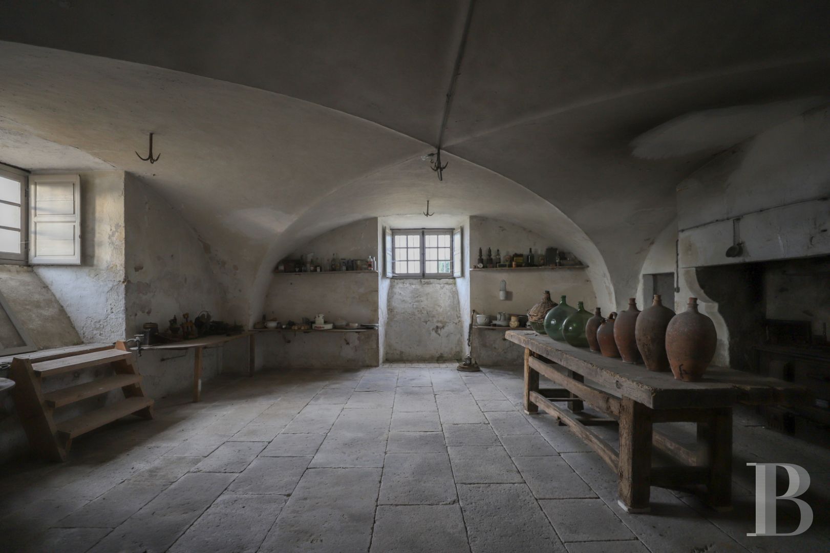 Dans le Morvan, non loin de Bibracte, un château du 18e siècle dominant toute la vallée - photo  n°34