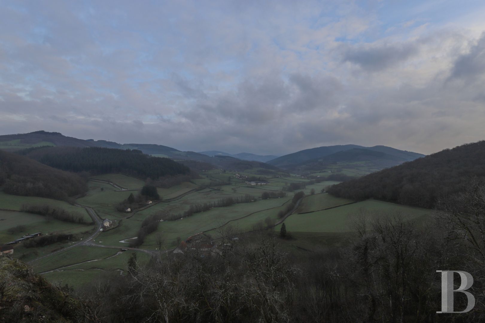 Dans le Morvan, non loin de Bibracte, un château du 18e siècle dominant toute la vallée - photo  n°40