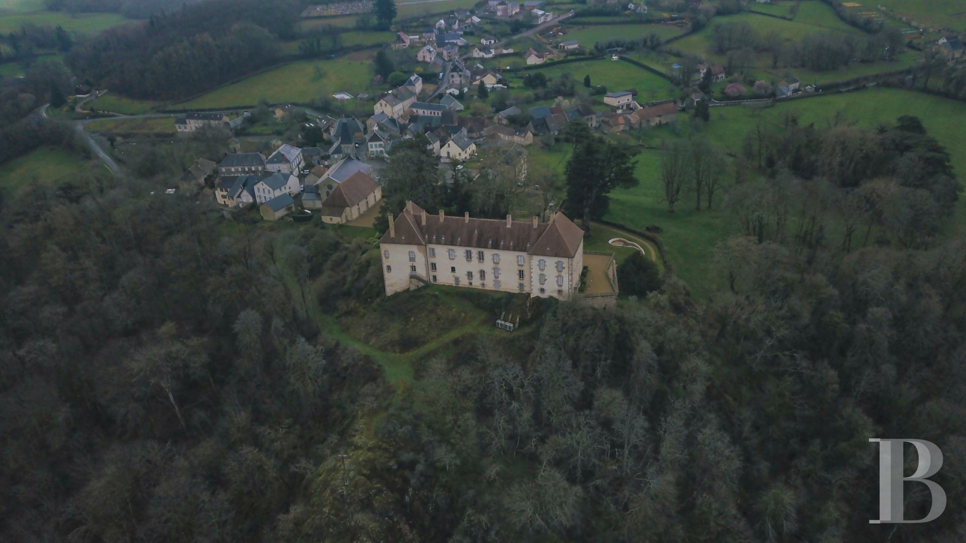 Dans le Morvan, non loin de Bibracte, un château du 18e siècle dominant toute la vallée - photo  n°3