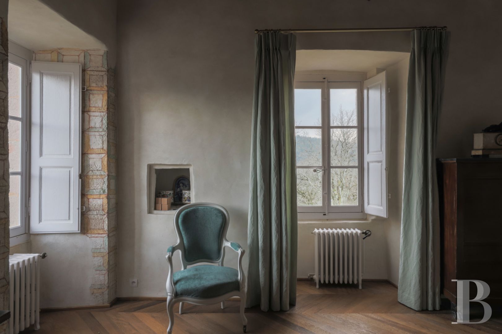 Dans le Morvan, non loin de Bibracte, un château du 18e siècle dominant toute la vallée - photo  n°26