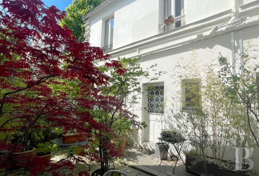 paris - Au nord-est des Batignolles, au calme dans une cour fleurie et privée, comme une maison, un étonnant triplex familial