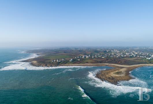 Dans le Finistère, à la pointe de Lervily, un ancien sémaphore et son penty dominant la mer  - photo  n°3
