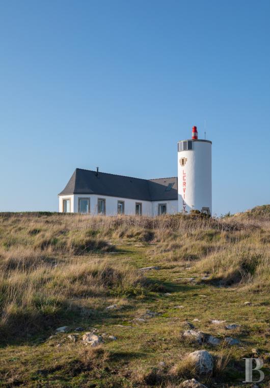 Dans le Finistère, à la pointe de Lervily, un ancien sémaphore et son penty dominant la mer  - photo  n°2