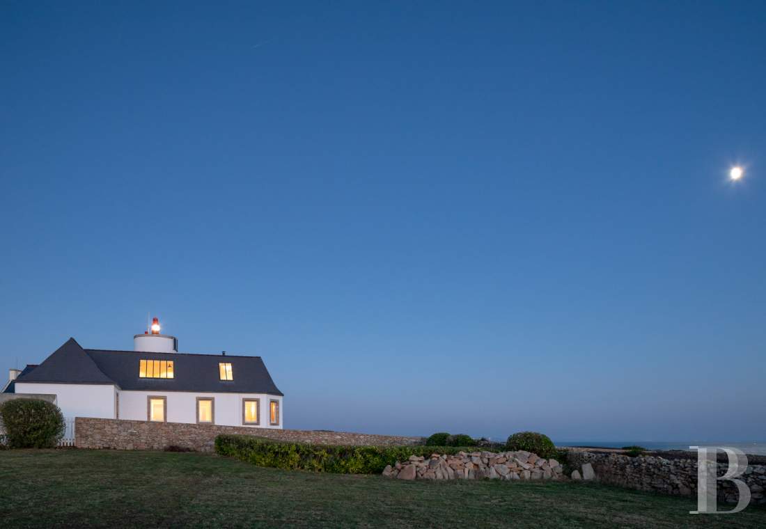 Dans le Finistère, à la pointe de Lervily, un ancien sémaphore et son penty dominant la mer  - photo  n°21