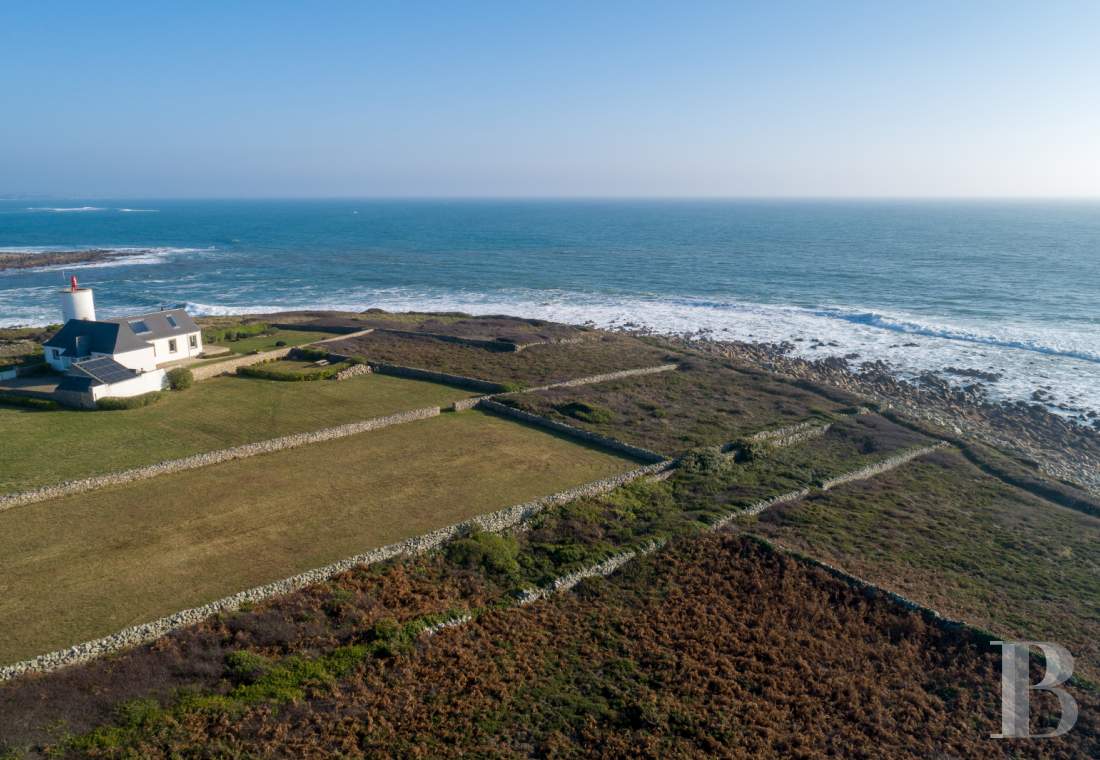 Dans le Finistère, à la pointe de Lervily, un ancien sémaphore et son penty dominant la mer  - photo  n°1