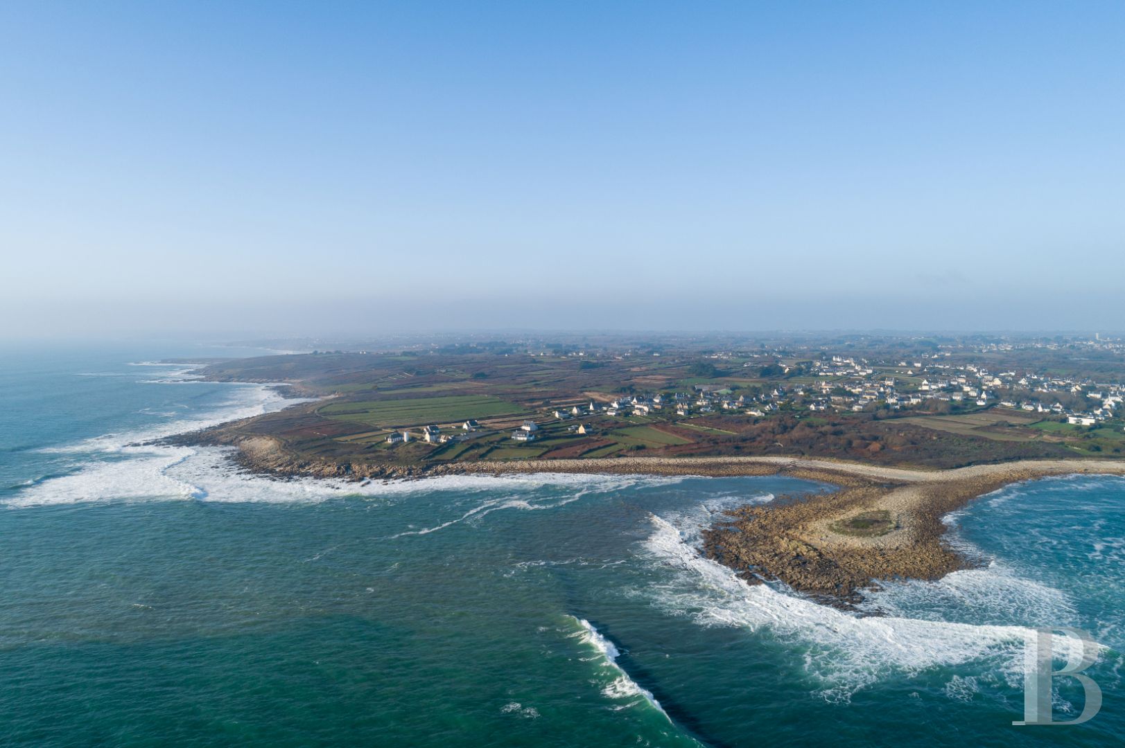 A former semaphore station overlooking the sea in Finistère, at the tip of Lervily - photo  n°3