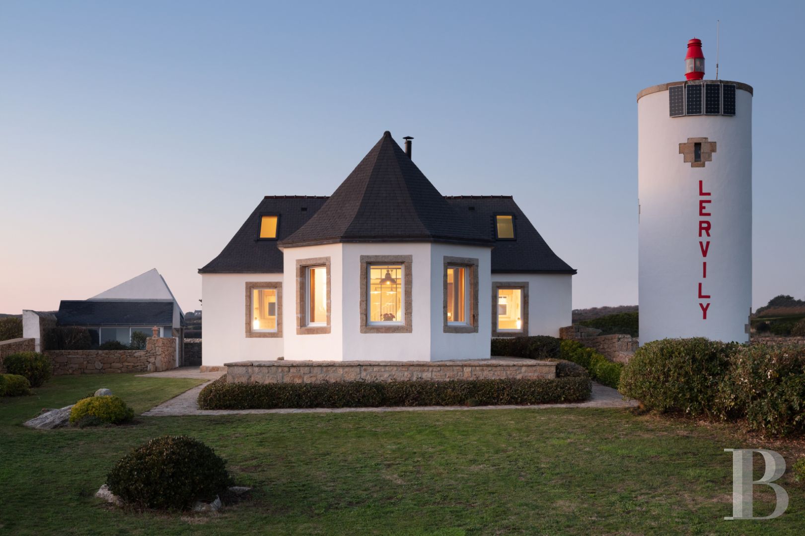 A former semaphore station overlooking the sea in Finistère, at the tip of Lervily - photo  n°4