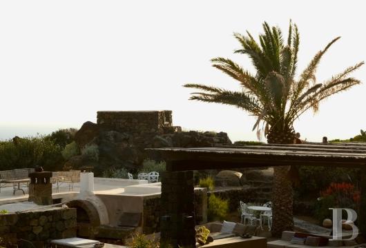 Sur l’île de Pantellaria, entre la Sicile et les côtes tunisiennes, un hameau de maisons traditionnelles en pierre de lave - photo  n°70