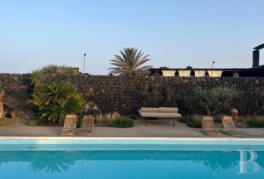 Sur l’île de Pantellaria, entre la Sicile et les côtes tunisiennes, un hameau de maisons traditionnelles en pierre de lave - photo  n°2
