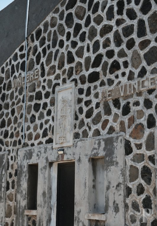 Sur l’île de Pantellaria, entre la Sicile et les côtes tunisiennes, un hameau de maisons traditionnelles en pierre de lave - photo  n°5