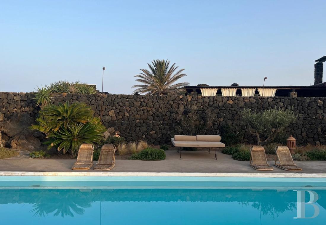 Sur l’île de Pantellaria, entre la Sicile et les côtes tunisiennes, un hameau de maisons traditionnelles en pierre de lave - photo  n°73