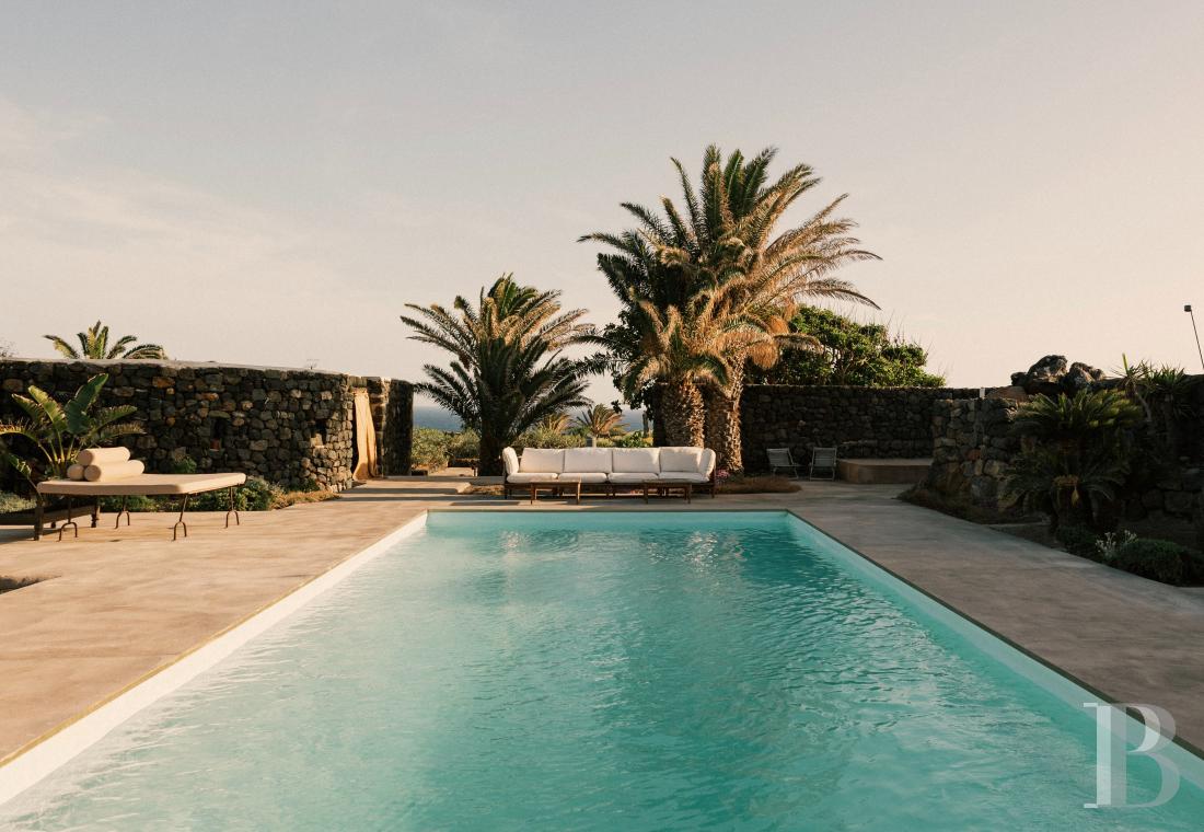 Sur l’île de Pantellaria, entre la Sicile et les côtes tunisiennes, un hameau de maisons traditionnelles en pierre de lave - photo  n°75