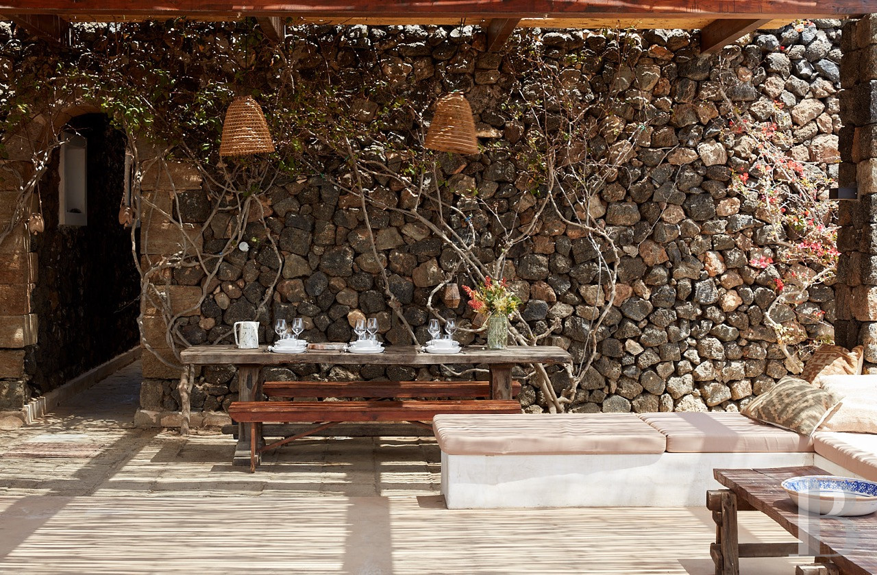 Sur l’île de Pantellaria, entre la Sicile et les côtes tunisiennes, un hameau de maisons traditionnelles en pierre de lave - photo  n°8