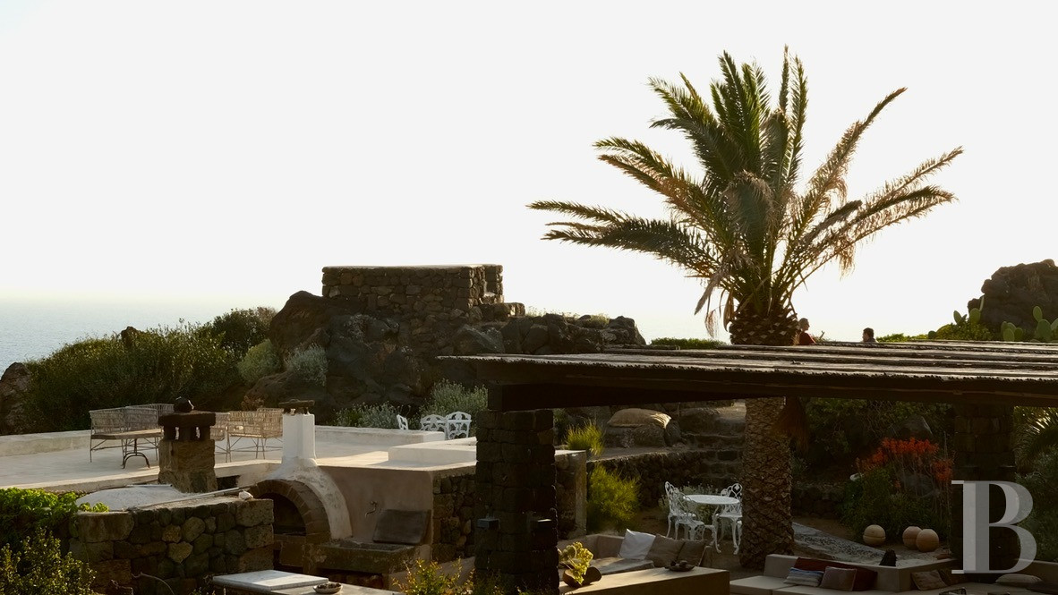 Sur l’île de Pantellaria, entre la Sicile et les côtes tunisiennes, un hameau de maisons traditionnelles en pierre de lave - photo  n°70