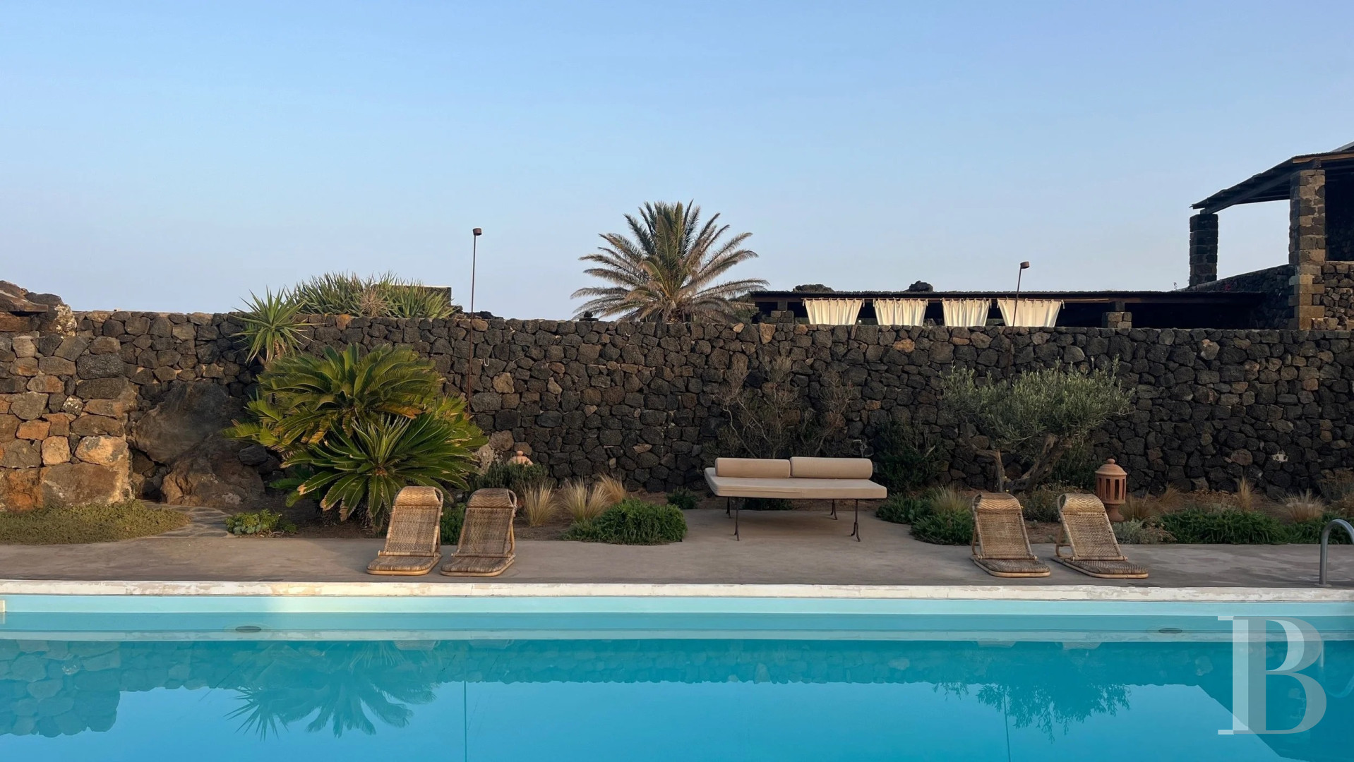 Sur l’île de Pantellaria, entre la Sicile et les côtes tunisiennes, un hameau de maisons traditionnelles en pierre de lave - photo  n°73