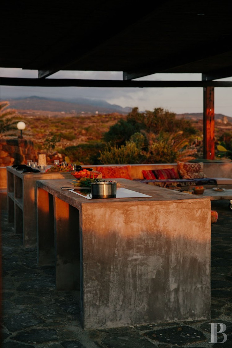 Sur l’île de Pantellaria, entre la Sicile et les côtes tunisiennes, un hameau de maisons traditionnelles en pierre de lave - photo  n°24