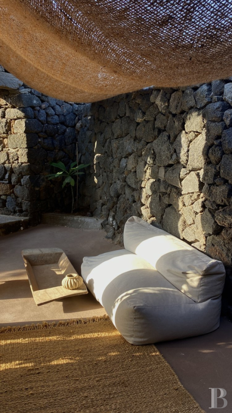 Sur l’île de Pantellaria, entre la Sicile et les côtes tunisiennes, un hameau de maisons traditionnelles en pierre de lave - photo  n°11