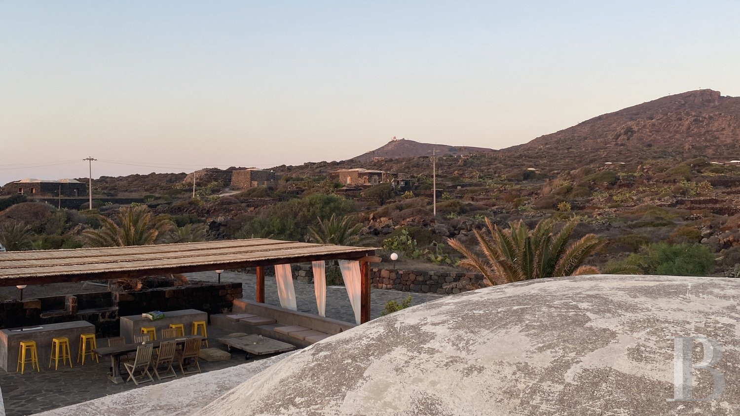 Sur l’île de Pantellaria, entre la Sicile et les côtes tunisiennes, un hameau de maisons traditionnelles en pierre de lave - photo  n°51