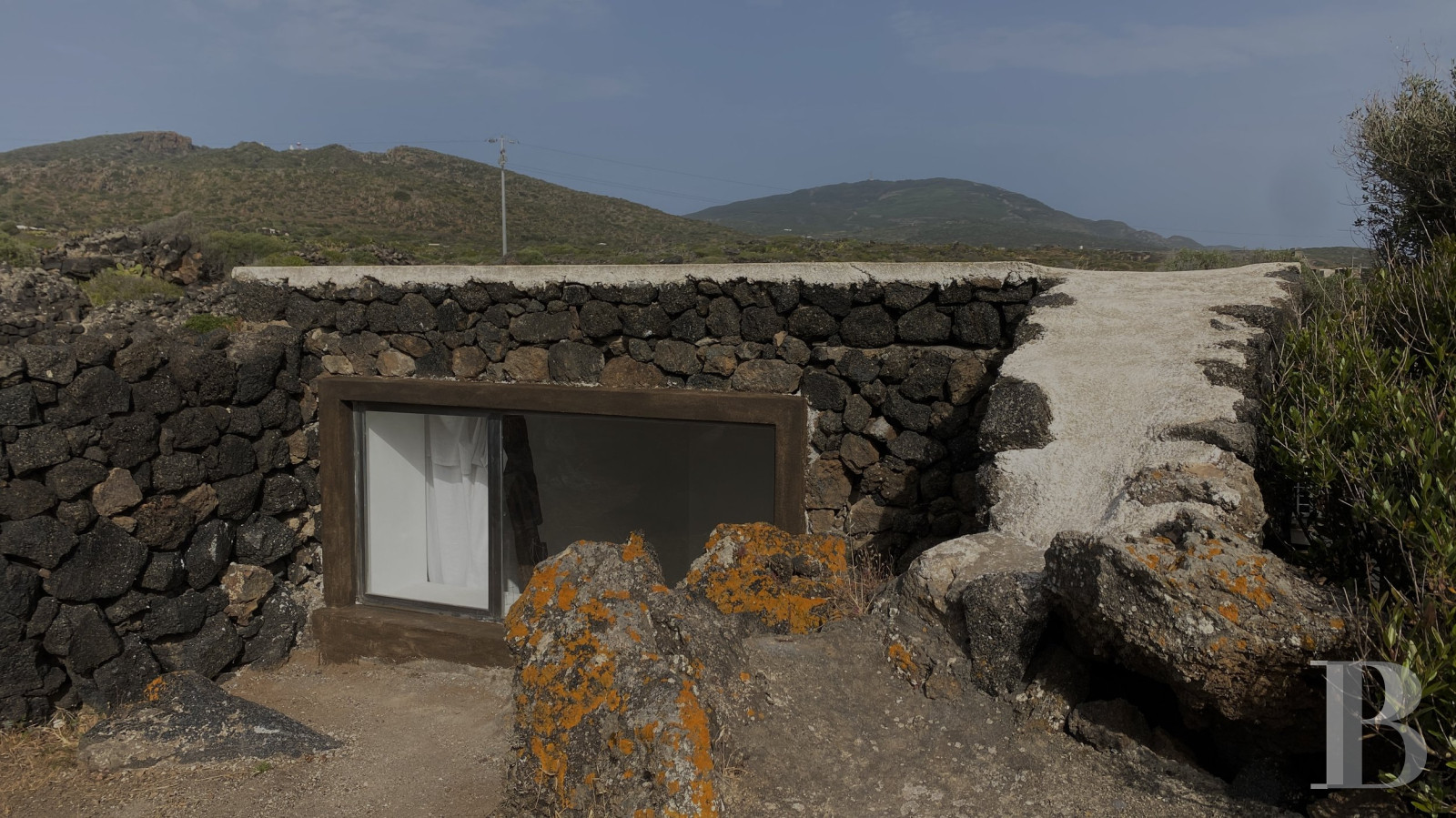 Sur l’île de Pantellaria, entre la Sicile et les côtes tunisiennes, un hameau de maisons traditionnelles en pierre de lave - photo  n°26